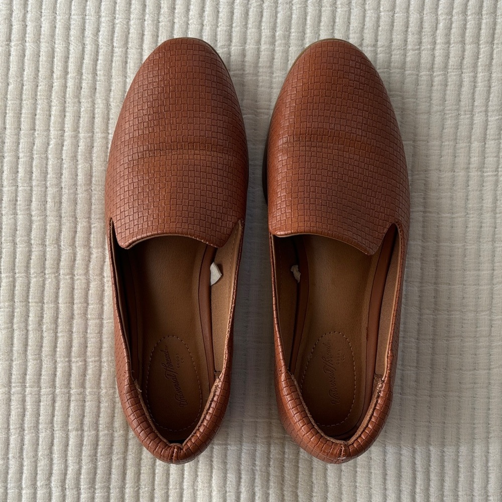 Universal Thread Women’s Classic Brown Textured Loafers Size 6 1/2